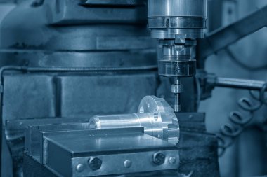 Otomotiv parçalarıyla NC değirmen makinesine kısmen odaklı operasyon. Değirmen makinesindeki metal çalışma konsepti..