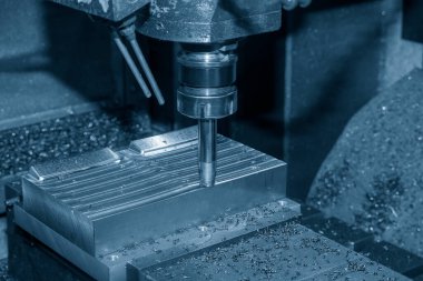 CNC değirmen makinesi, enjeksiyon küf parçalarını indekslenebilir araçlarla kesiyor. Kalıplar ve ölüm üretim süreci, son değirmen araçları ile makine merkezi tarafından.