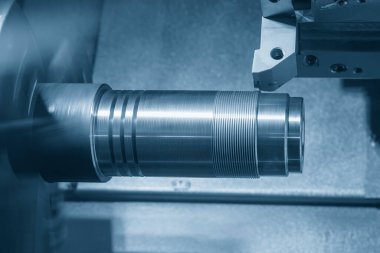 CNC torna makinesi metal şaft parçalarının sonunda iplik kesiyor. CNC dönüşüm makinesinin yüksek teknolojili metal işlemesi .
