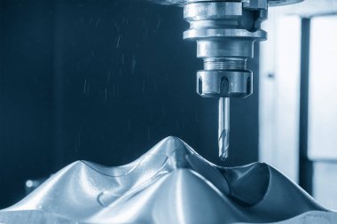 CNC değirmen makinesi, açık mavi sahnede, sert top değirmeni ile enjeksiyon kalıbını kesiyor. Kalıplar, sert top değirmeni ile makine merkeziyle kesme işlemi yapıyor.