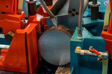 Bant kesme makinesi, metal şaft parçalarını kesiyor. Endüstriyel amaç için makine aracı.