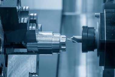 Çoklu görev yapan CNC torna makinesi Chamfer, metal şaft parçalarını değirmen kulesiyle kesmiş. CNC dönüşüm makinesiyle çalışan yüksek teknoloji metali.