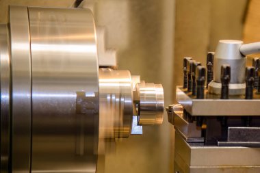 Torna makinesi metal şaft parçalarını sıvı soğutucu metoduyla kesiyor. Makineyi döndürerek metal işleme süreci.