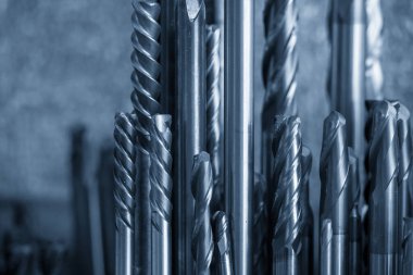 CNC değirmen makinesi için yüksek hızlı düz uçlu değirmenin yakın çekim sahnesi. Makine merkezi için kesme aracı.