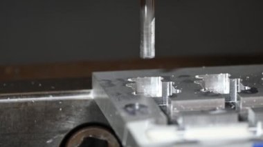 CNC değirmen makinesi alüminyum parçalarını katı bir son değirmen aracıyla kesiyor. Makine merkezinin yüksek hassasiyetli üretim konsepti. 
