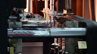 PET şişe üretim işlemi. Makineleri patlattıktan sonra plastik şişe içme operasyonu.