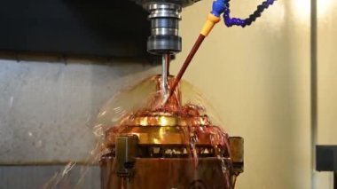 CNC değirmen makinesi, lastik pirinç parçalarını sıvı yağ soğutma metoduyla kesiyor. CNC makine merkezi tarafından üretilen kalıp ve ölüm süreci.