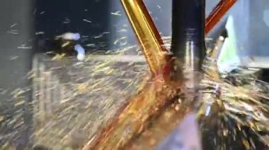 Ağır çekim CNC değirmen makinesi lastik kalıplarını sıvı yağ soğutma metoduyla kesiyor. CNC makine merkezi tarafından üretilen kalıp ve ölüm süreci.
