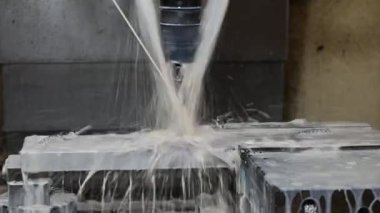 CNC makine merkezinde sıvı soğutuculu sondaj işlemi. CNC makinesinde sondaj işlemi.