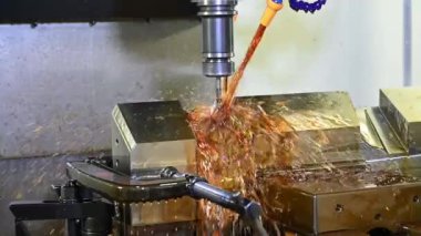Ağır çekim CNC değirmen makinesi, küf parçalarını yağ soğutma metoduyla kesiyor. CNC makine merkezi tarafından üretilen kalıp ve ölüm süreci.