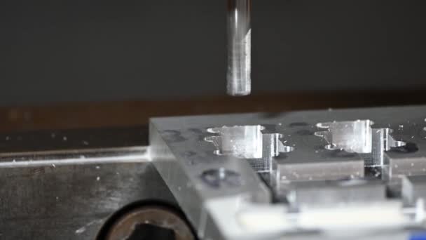 Die Cnc Fräsmaschine Schneidet Die Aluminiumteile Mit Einem Massiven Schaftfräswerkzeug — Stockvideo