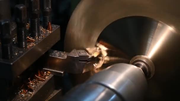 切削工具で真鍮シャフト部品を切断旋盤機械のクローズアップシーン操作 回転機械による金属加工工程 — ストック動画