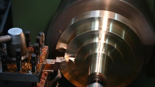 切削工具で真鍮シャフト部品を切断旋盤機械の操作 回転機械による金属加工工程 — ストック動画