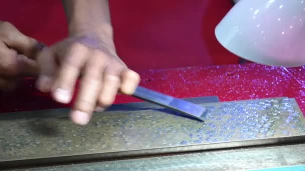 Driften Cnc Maskin Slideway Skrapning Process Med Skicklighet Arbetare Materialborttagning — Stockvideo