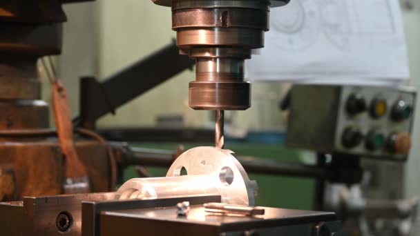 Fraiseuse Perçage Partie Aluminium Par Des Outils Forage Fonctionnement Atelier — Video