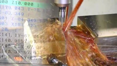 Soyut sahne CNC değirmen makinesi operasyonu ve G-code veri arkaplanı. CNC makine merkezi tarafından üretilen kalıp ve ölüm süreci.