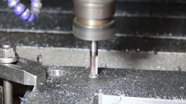 CNC değirmen makinesinin 4K görüntüsü küf parçalarını katı bir son değirmen aracıyla kesiyordu. Yüksek hassasiyetli kalıp ve makine merkezi tarafından üretilen konsept.. 