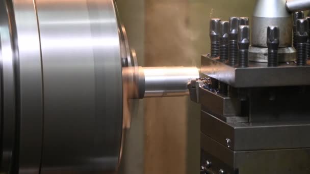 切削工具で金属シャフト部品を切断する旋盤機械の操作 回転機械による金属加工工程 — ストック動画