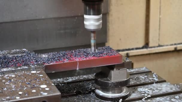 Cnc Cnc Milling Machine 엔드밀 도구를 사용하여 금속판 부분을 절단하는 — 비디오