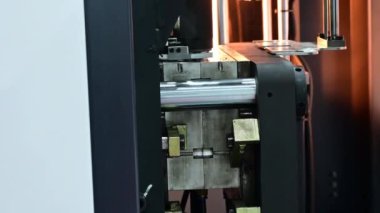 Küf makinesiyle PET şişe üretiminin 4K görüntüsü. PET şişe üretim süreci küf üfleme yoluyla.