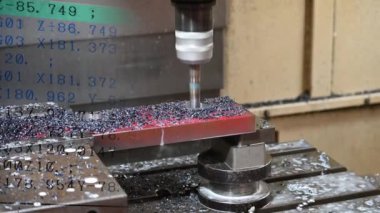 CNC değirmen makinesinin soyut sahnesi ve G-code veri arkaplanı. Yüksek teknoloji kalıp ve makine merkezi tarafından üretilen konsept.