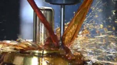 CNC değirmen makinesinin yavaş çekimde kabuk kalıbını yağ soğutma metoduyla kesmesi. CNC makine merkezi tarafından üretilen kalıp ve ölüm süreci.