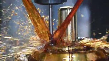 CNC değirmen makinesinin yavaş çekimde kabuk kalıbını yağ soğutma metoduyla kesmesi. CNC makine merkezi tarafından üretilen kalıp ve ölüm süreci.