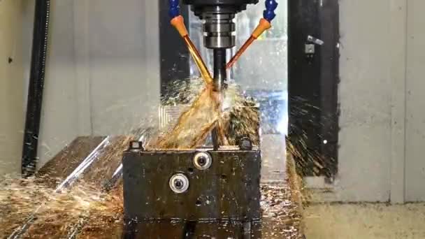 スローモーション映像油冷却法で金型部品を切断Cncフライス盤 Cnc加工センターによる金型および金型製造プロセス — ストック動画