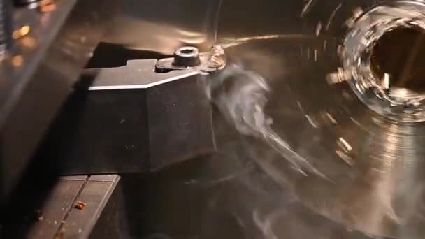采用刀具切割黄铜材料零件的车床慢动作镜头操作 转弯机金属加工工艺 — 图库视频影像