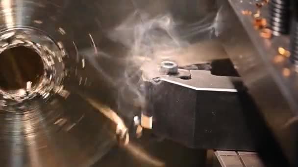 Torna Makinesinin Çalışması Pirinç Maddi Parçalarını Kesme Araçlarıyla Kesiyor Makineyi — Stok video