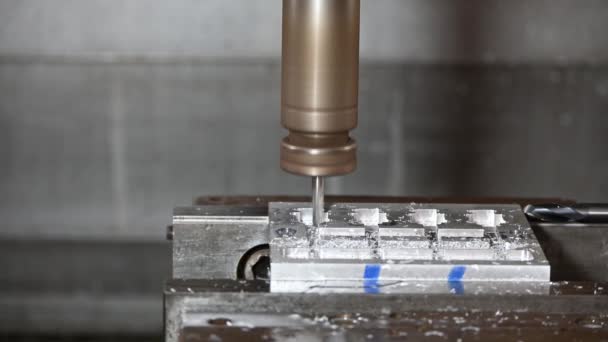 Aufnahmen Von Cnc Fräsmaschinen Die Aluminiumteile Mit Flachen Soliden Schaftfräswerkzeugen — Stockvideo