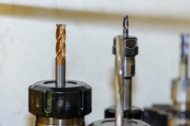 CNC değirmen makinesi için yüksek hızlı düz uçlu değirmenin yakın çekim sahnesi. Makine merkezi için kesme aracı.