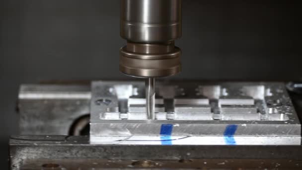 フラットソリッドエンドミルツールによるCncフライス盤仕上げ切削アルミニウム部品 加工センターによる高精度な治具製造コンセプト — ストック動画