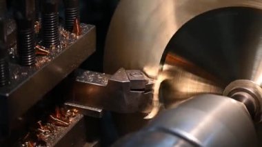 Torna makinesinin yakın çekim sahnesi pirinç şaft malzemesini kesme işlemini tamamlar.