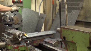 Torna makinası operatörü makinenin çalışma parçalarını ayarlar.