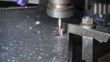 CNC değirmen makinesi, düz uçlu değirmen tipi ile zar parçalarını kesmeye başladı.