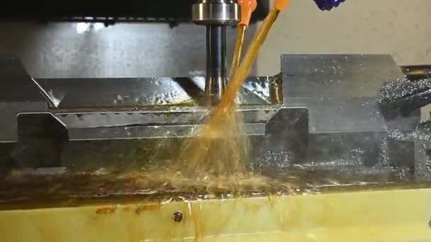 Die Cnc Fräsmaschine Schneidet Die Formteile Mit Ölkühlmittelmethode — Stockvideo