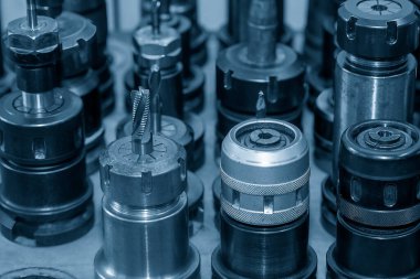 CNC değirmen makinesinin kabataslak kesicisi. Makine merkezi için kesme aracı.