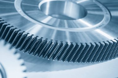 Açık mavi sahnede şanzıman ekipmanlarının yedek parçalarının yakın çekimi. Otomotiv iletim sisteminin parçalarının soyut görüntüsü.