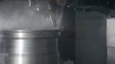 5 eksenli CNC değirmen makinesi, magnezyum alaşımlı tekerlek parçalarını top değirmeni tipi ile kesiyor.