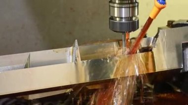 CNC değirmen makinesi lastik enjeksiyon kalıplarını yağ soğutma metoduyla kesiyor..