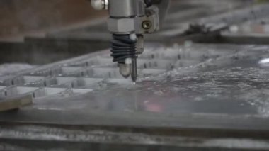 Çoklu eksen aşındırıcı su püskürtme makinesi alüminyum plakayı kesmiş. Su püskürtme makinesiyle kesilen yüksek teknolojili metal..