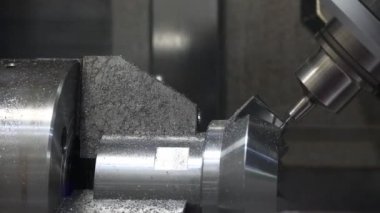 5 eksenli makine merkezinin çalışması otomotiv parçalarını kesiyor. Çok eksenli CNC değirmen makinesinin yüksek hassasiyetli otomotiv üretim süreci.