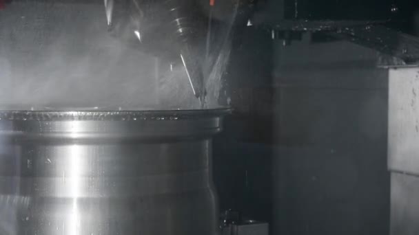 Eksenli Cnc Değirmen Makinesi Magnezyum Alaşımlı Tekerlek Parçalarını Top Değirmeni — Stok video