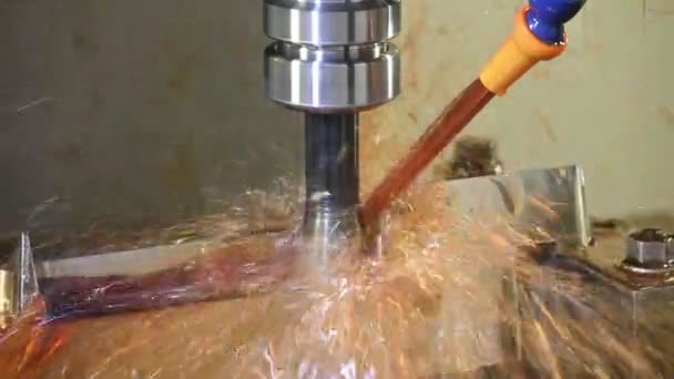 Die Cnc Fräsmaschine Schneidet Die Formteile Mit Ölkühlmittelmethode — Stockvideo