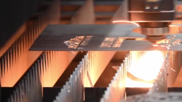 Maszyna Cięcia Laserem Światłowodowym Przecina Metalową Płytę Wysokowydajny Proces Produkcji — Wideo stockowe