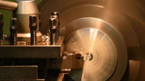 旋盤加工工程で真鍮軸材をカットしました 回転機械による金属加工工程 — ストック動画