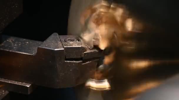 真鍮素材部品を切断する旋盤機械のクローズアップシーン 旋削機による金属加工工程 — ストック動画