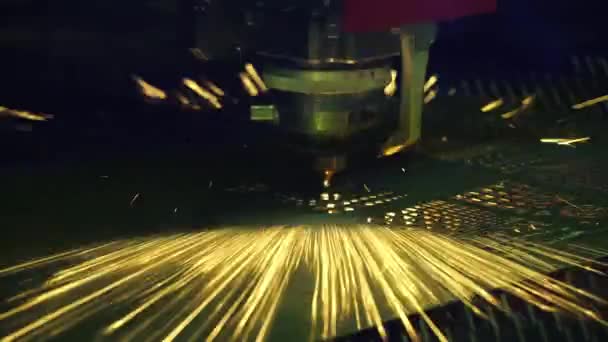 Lazer Kesme Makinesi Metal Plakayı Kesmiş Lazer Kesme Makinesinin Yüksek — Stok video