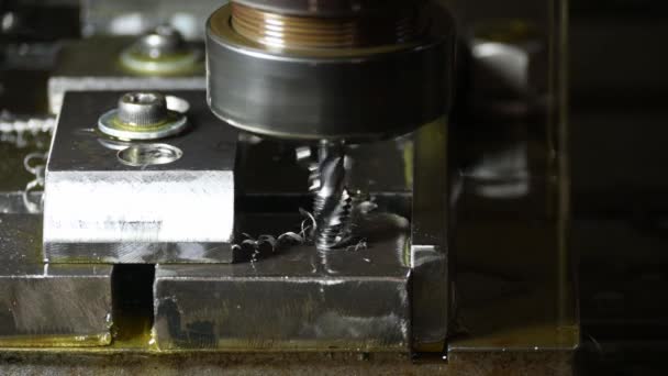 Cnc Değirmen Makinesindeki Delik Açma Işlemi Makine Musluğu Makine Merkezi — Stok video